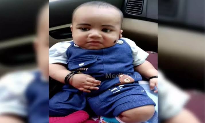 In a bike accident, the baby fell from the mother's arms and died