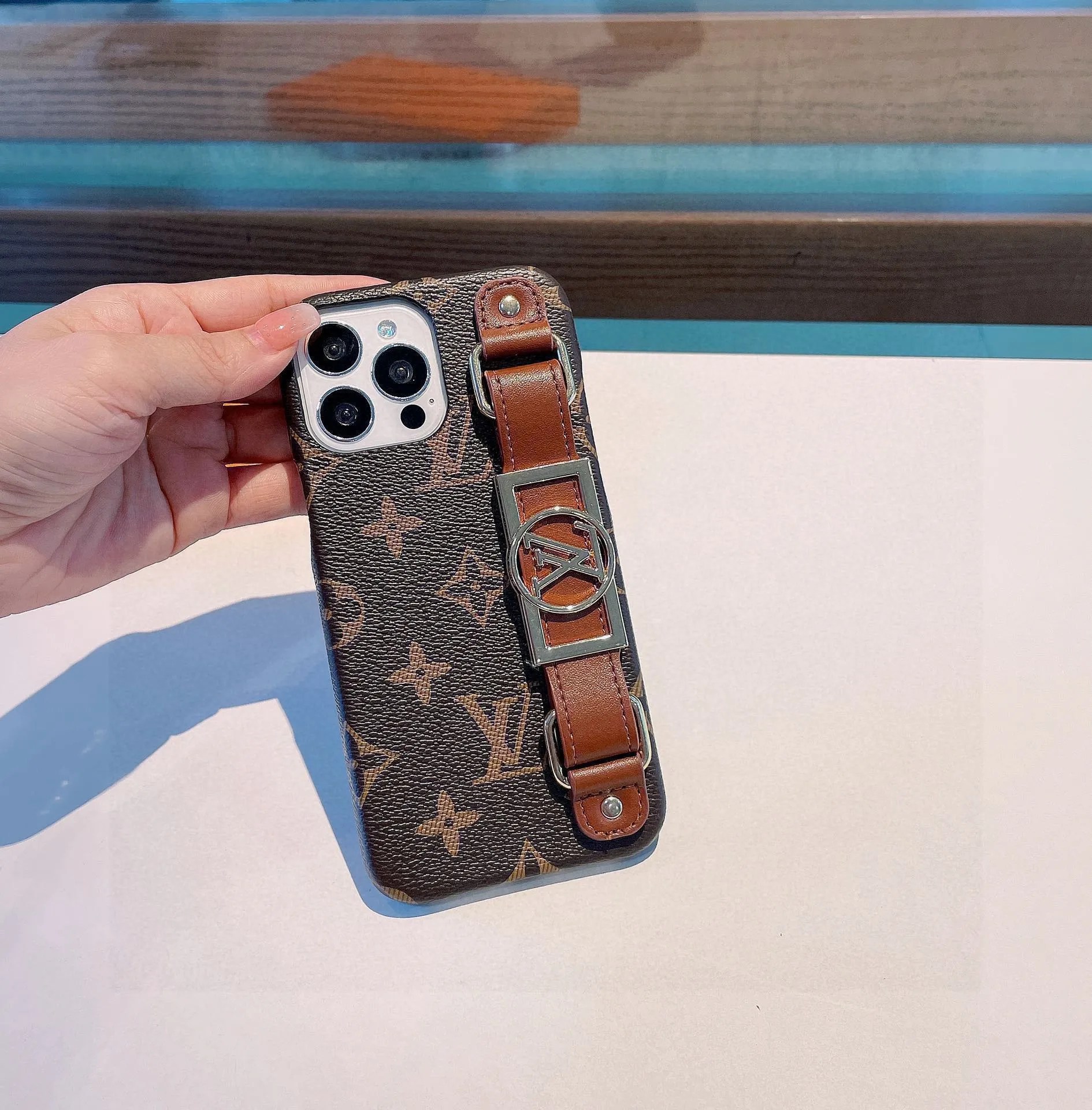 Louis Vuitton ドーフィーヌ iPhone 12/12 Pro ルイヴィトンコピーIPHONE・バンパー ドーフィーヌ 12 13 14 15