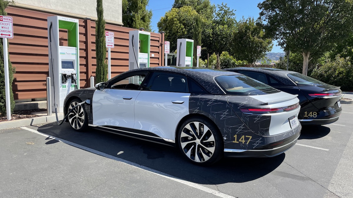 In der basisversion bringt der lucid seine kraft über die hinterräder auf die straße, optional über alle vier räder. Lucid Air Spotted In The Wild The Last Driver License Holder