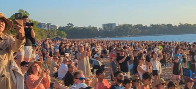 Thousands at  Mindil Beach