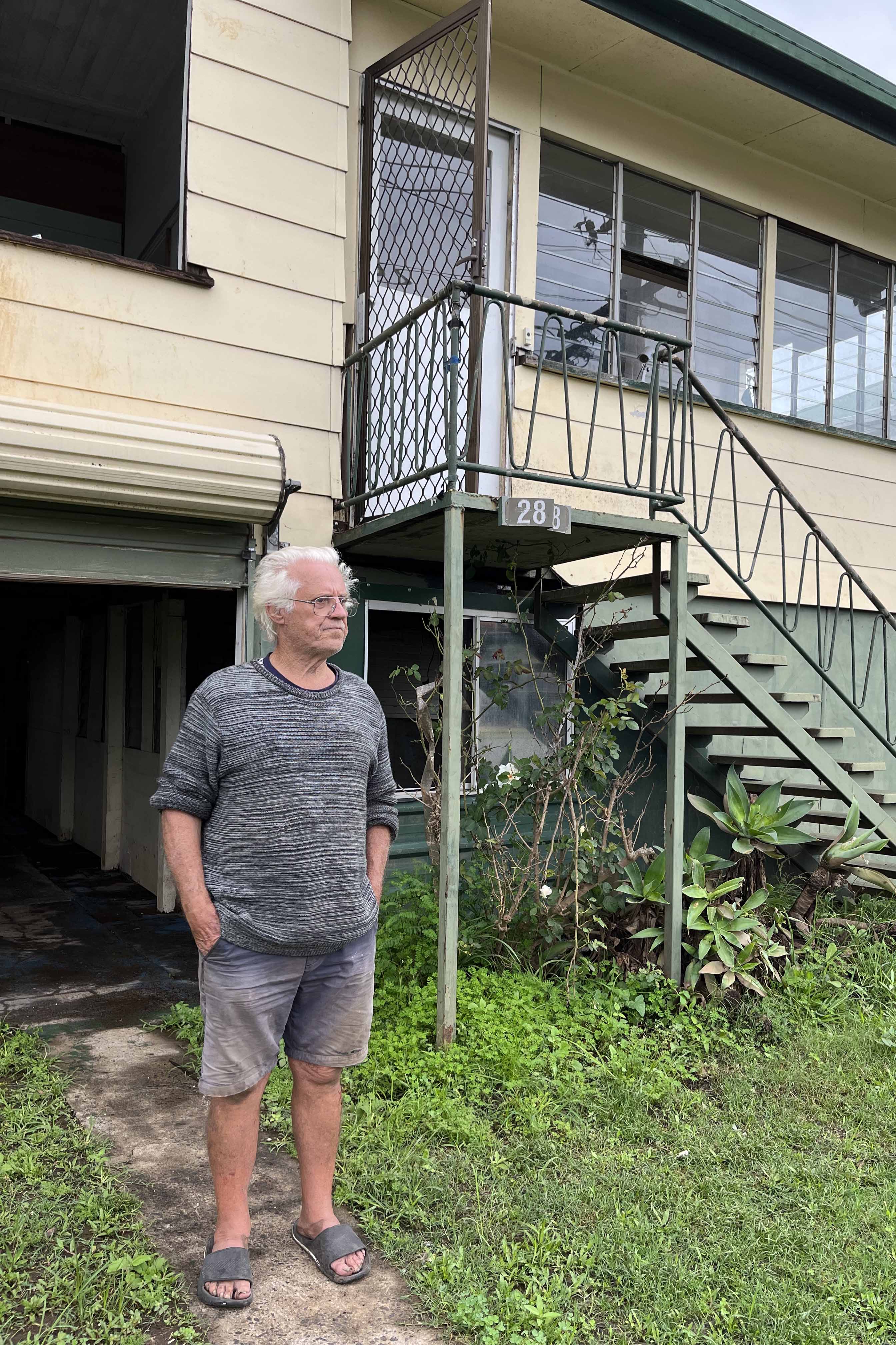 Jack Bobbin outside his house in South Lismore. Flood waters reached to his top windows. © 2022 Sophie McNeill/Human Rights Watch