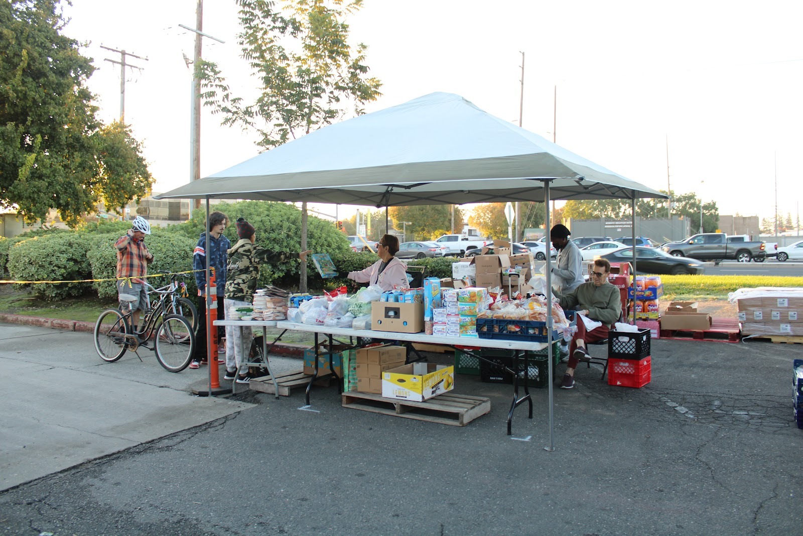 Organizaciones de Modesto intensifican su ayuda a familias vulnerables, mientras la incertidumbre se cierne sobre los beneficios de SNAP