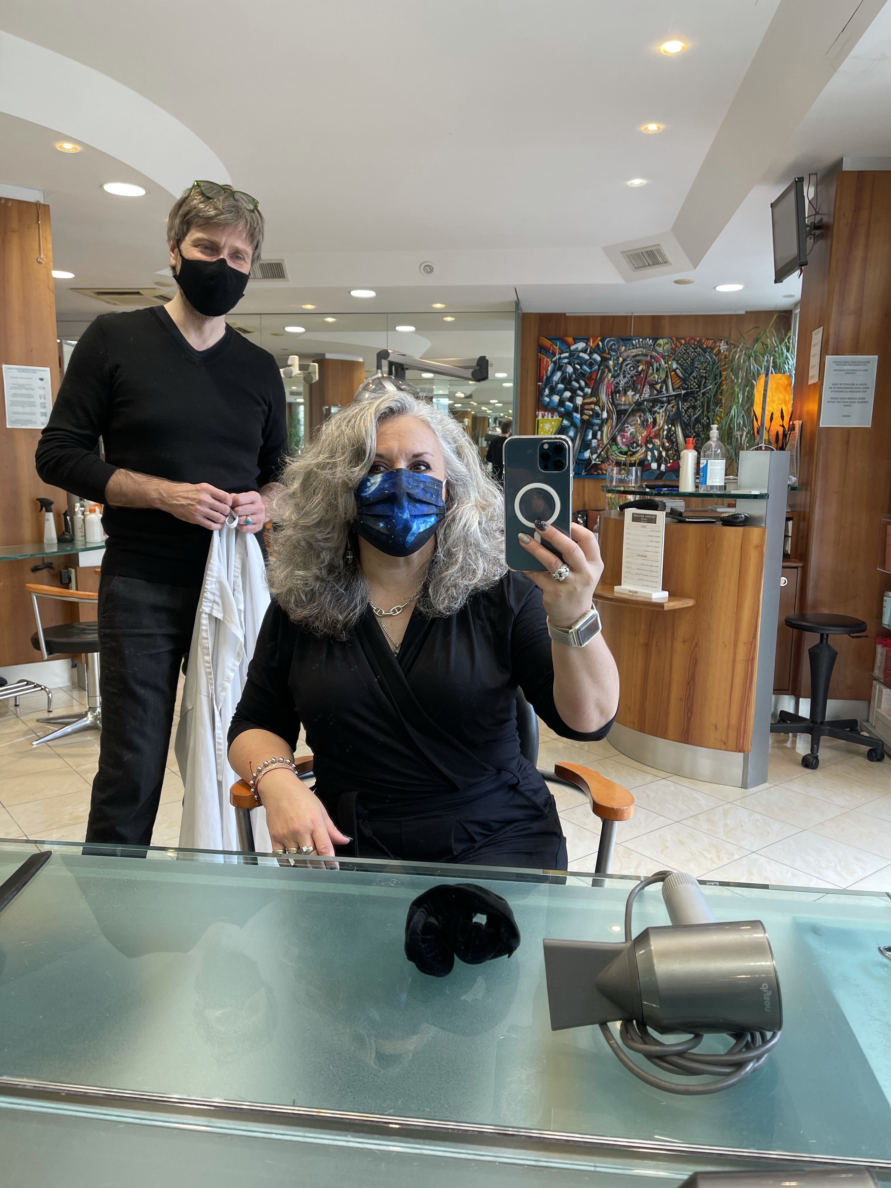 Karina Vigier, Thierry Antoine, coiffeur, inspiratrice, influenceuse, magazines, bomes kids, quinqua, over50, tiktok, meilleur coiffeur de Nice, crinière, nouvelle coupe de cheveux 