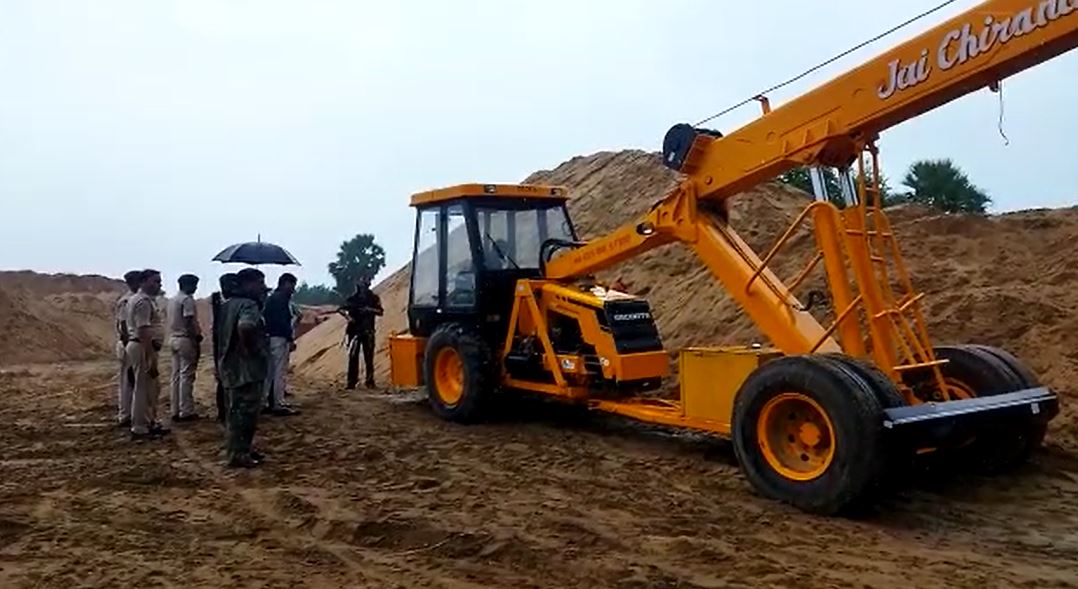 छपरा: अवैध बालू के धंधेबाज़ों के खिलाफ बड़ी कार्रवाई, पांच करोड़ का बालू  जब्त | NewsPost.in
