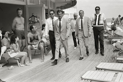 Frank Sinatra con le sue guardie del corpo Frank Sinatra with his bodyguards Miami, 1968 58 x 78 cm © Terry O'Neill