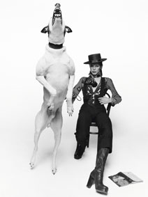 David Bowie in posa per il suo album Diamonds Dogs David Bowie posing for his album Diamonds Dogs Londra / London, 1974 91 x 73 cm © Terry O'Neil