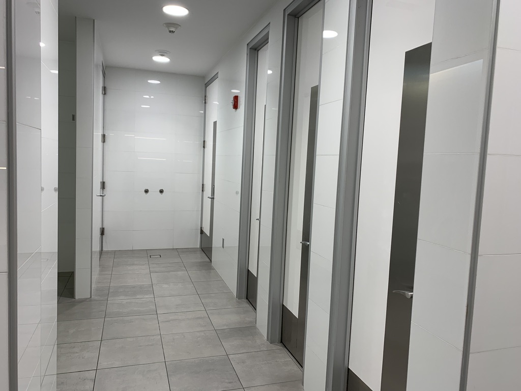 Admirals Club Miami - Restroom