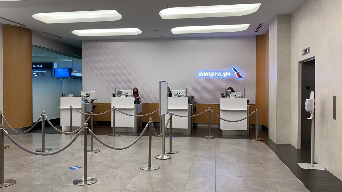 Admirals Club Miami - Front Desk