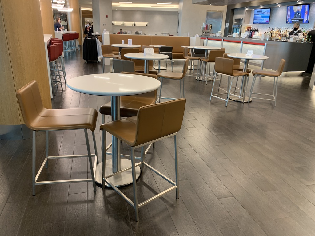 American Airlines Admirals Club Miami - Dining area