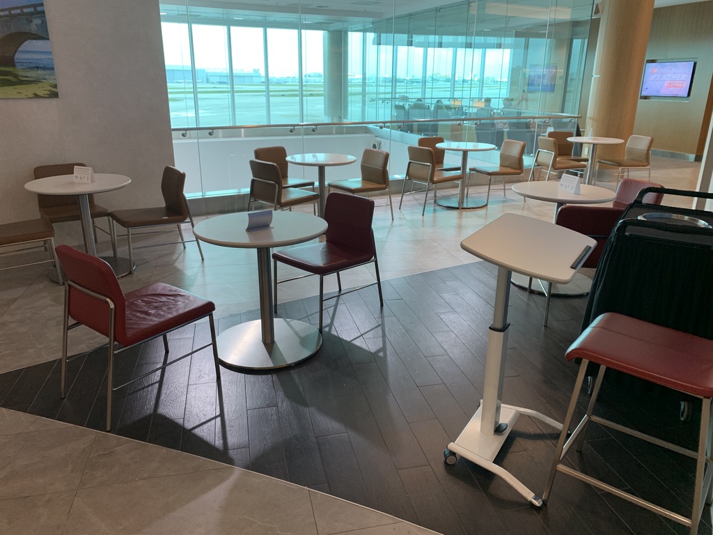 Admirals Club MIA - Dining area