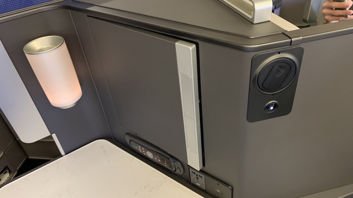 United Polaris seat features