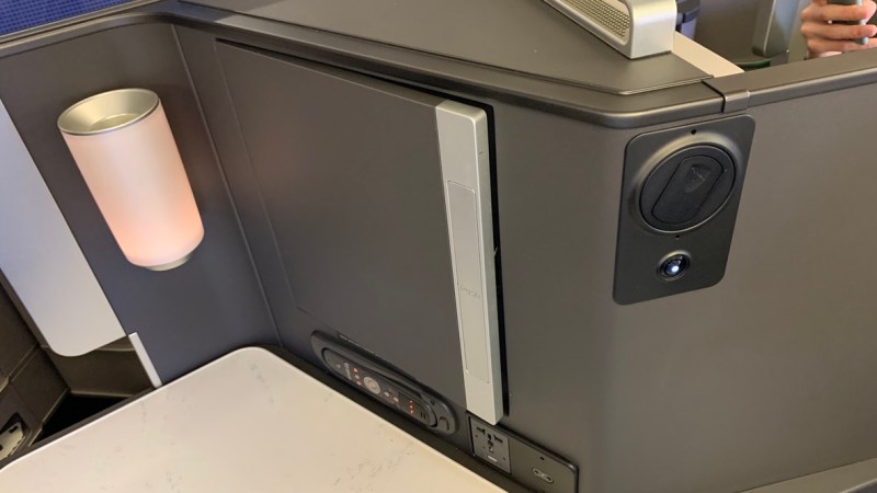 United Polaris seat features