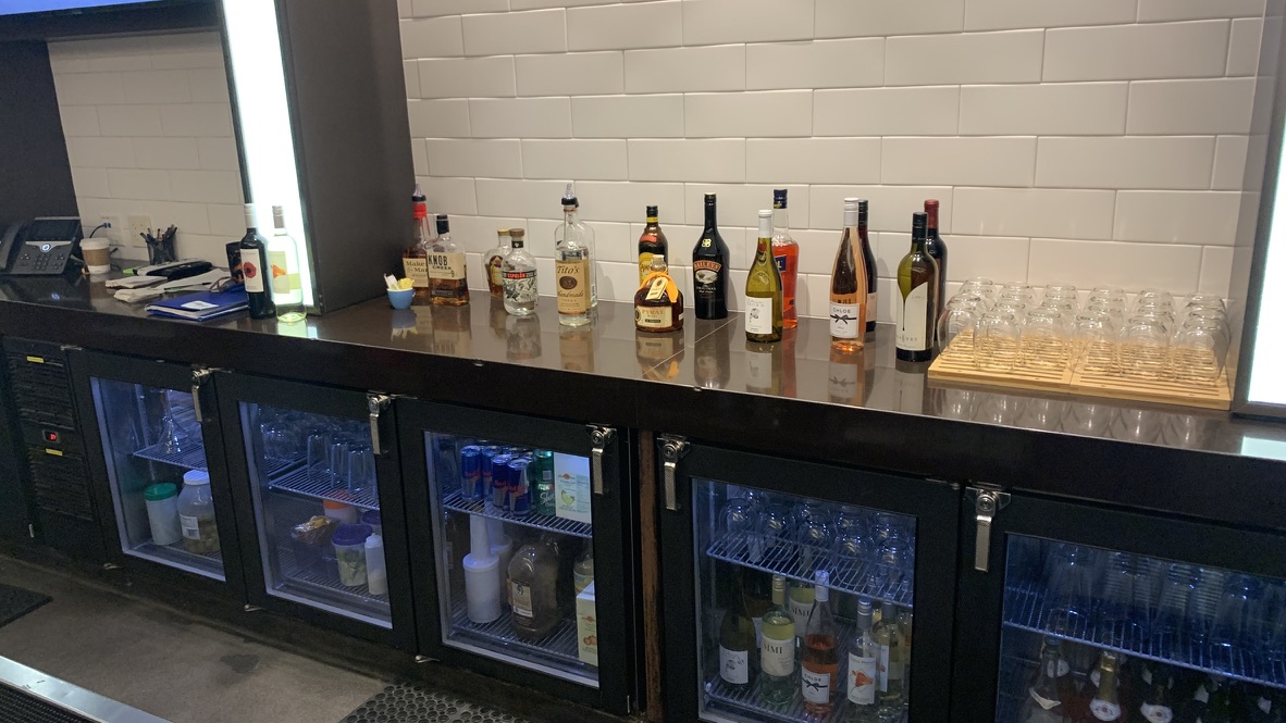 Alaska Lounge SFO bar 2