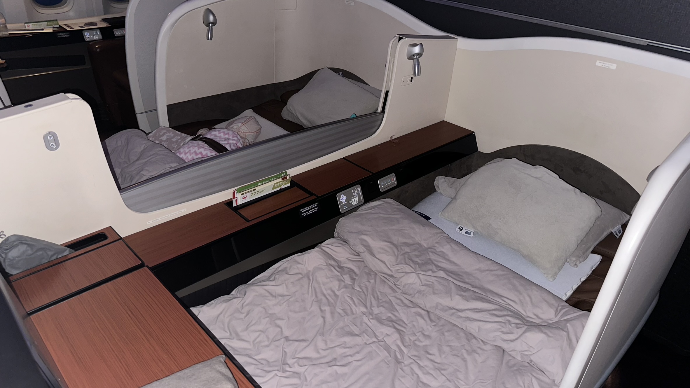 Lie flat bed
