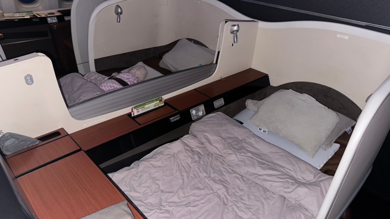 Lie flat bed