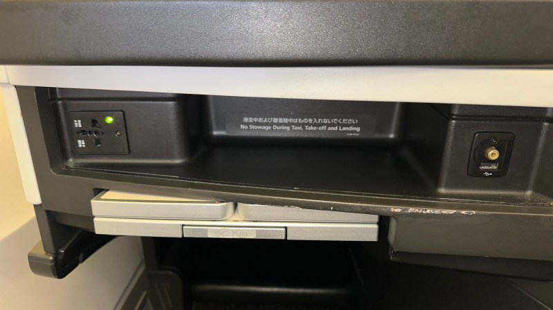 Tray table