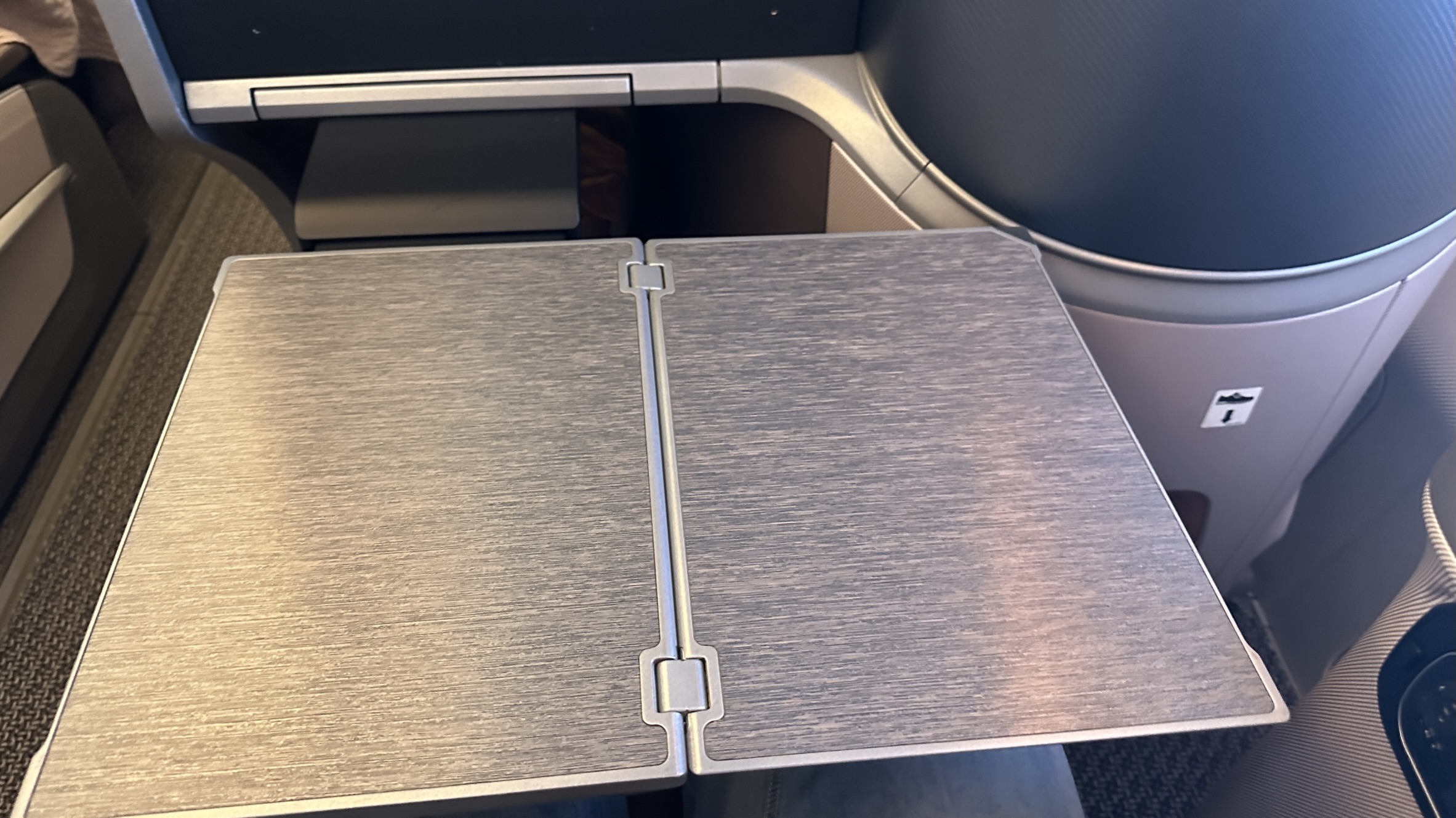 Adjustable tray table