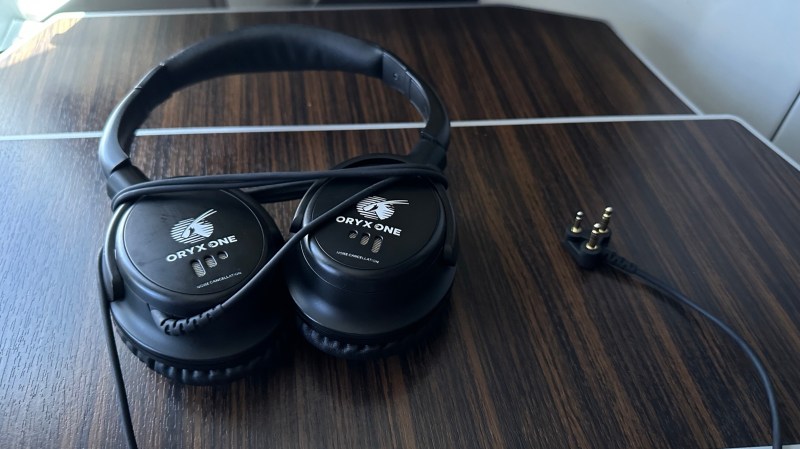 Noise canceling headphone