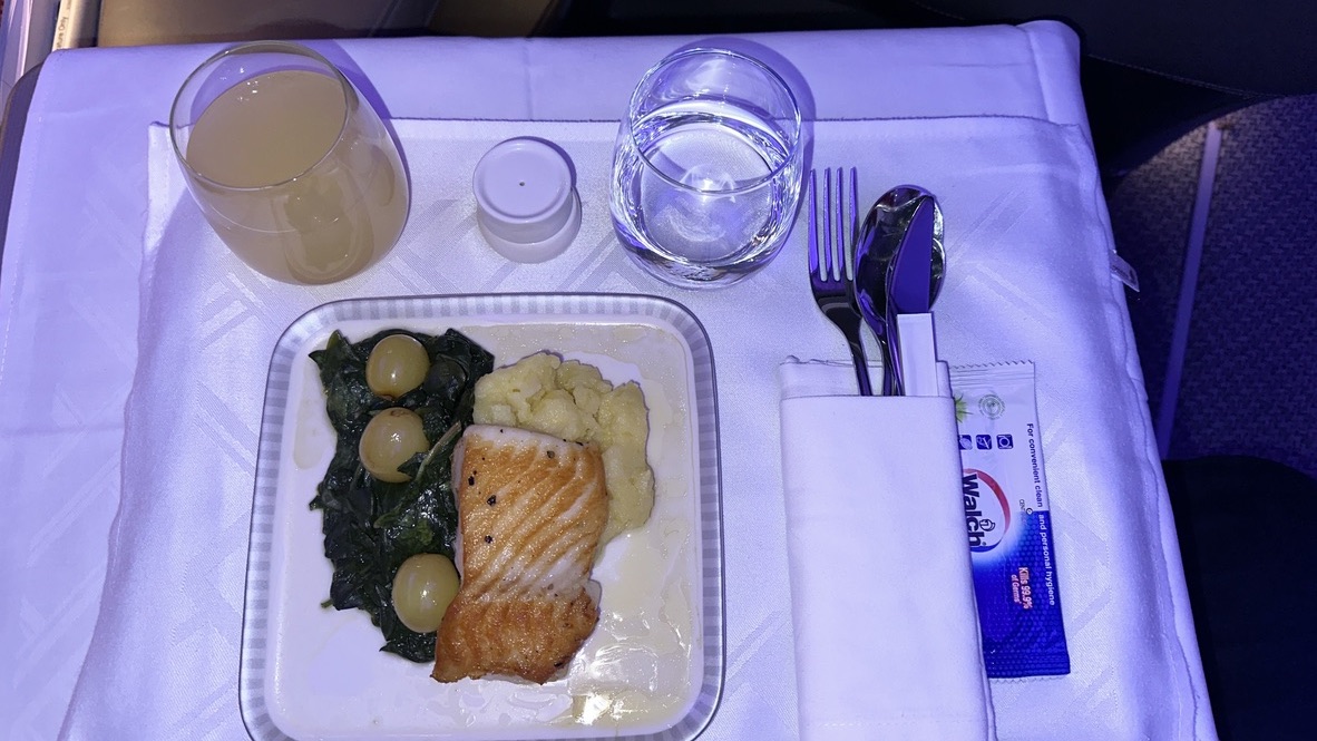 Singapore Airlines Business Class Airbus A350 - pre arrival dinner
