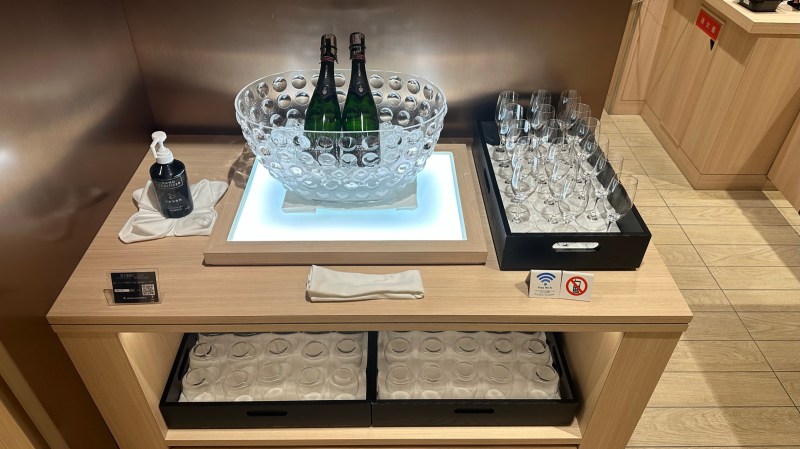 JAL First Class Lounge Tokyo Narita