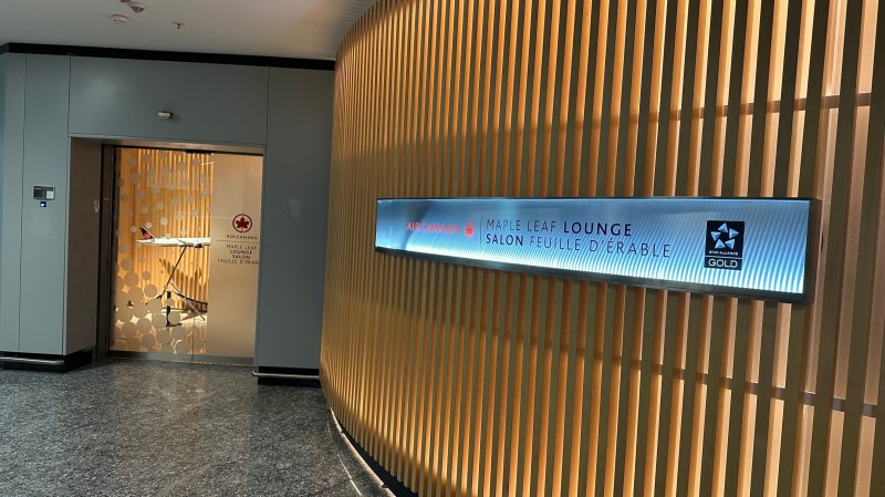 Air Canada Maple Leaf Lounge, Frankfurt - entrance