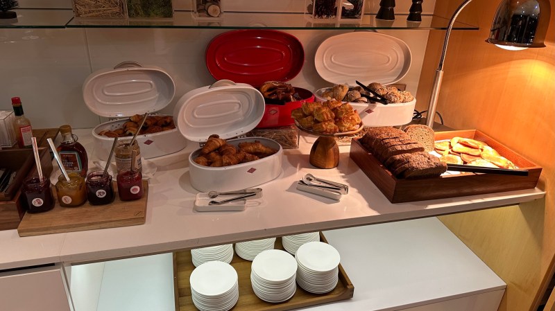 Air Canada Maple Leaf Lounge, Frankfurt - food