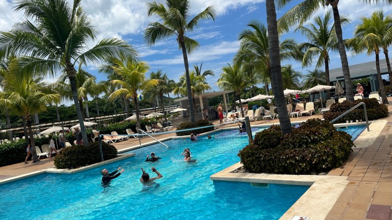 Swim-up pool bar