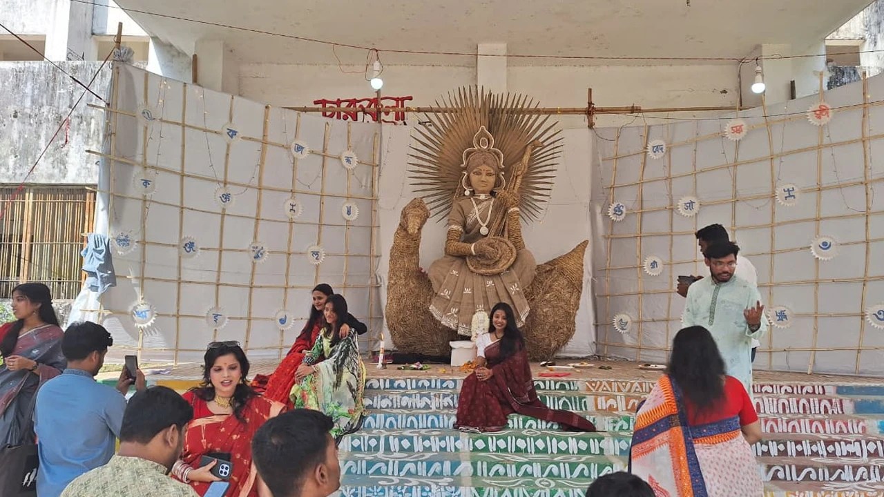 Chittagong University Celebrates Saraswati Puja with Record 13 Mandaps