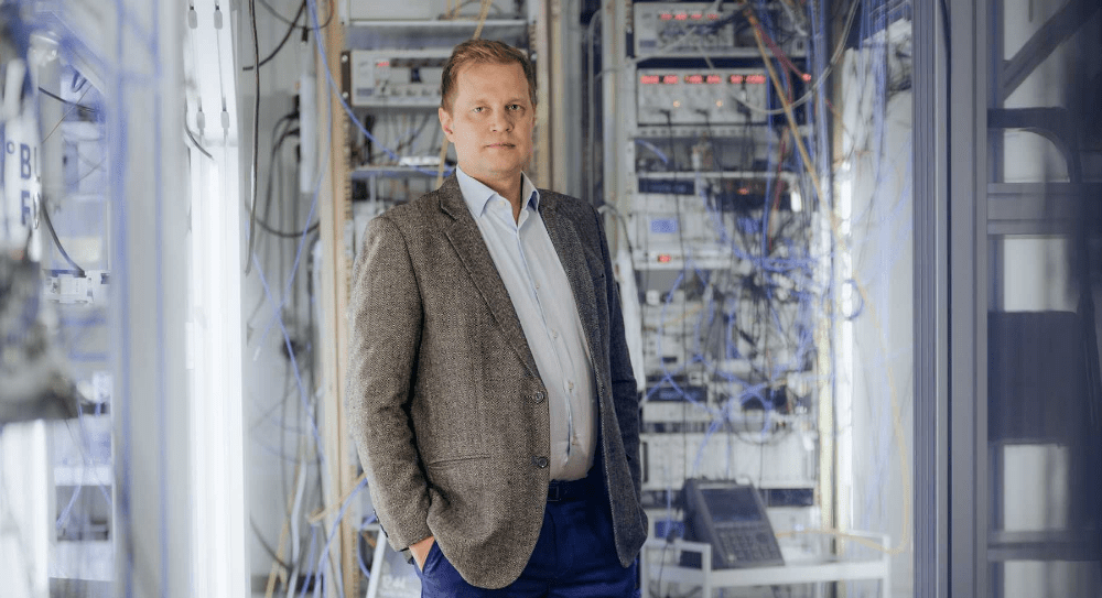Finnish Physicist's Quantum Breakthrough: Unlocking the Power of Quantum Hardware (2026)