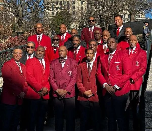 Members of Richmond (VA) Alumni and Eastern Province take group photo at the Virginia Capital