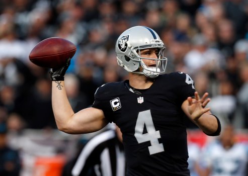 Oakland Raiders quarterback Derek Carr (4) throws a touchdown pass to Clive Walford in the 4th quarter against the Carolina Panthers at the Coliseum in Oakland, Calif., on Sunday, Nov. 27, 2016. (Karl Mondon/Bay Area News Group)