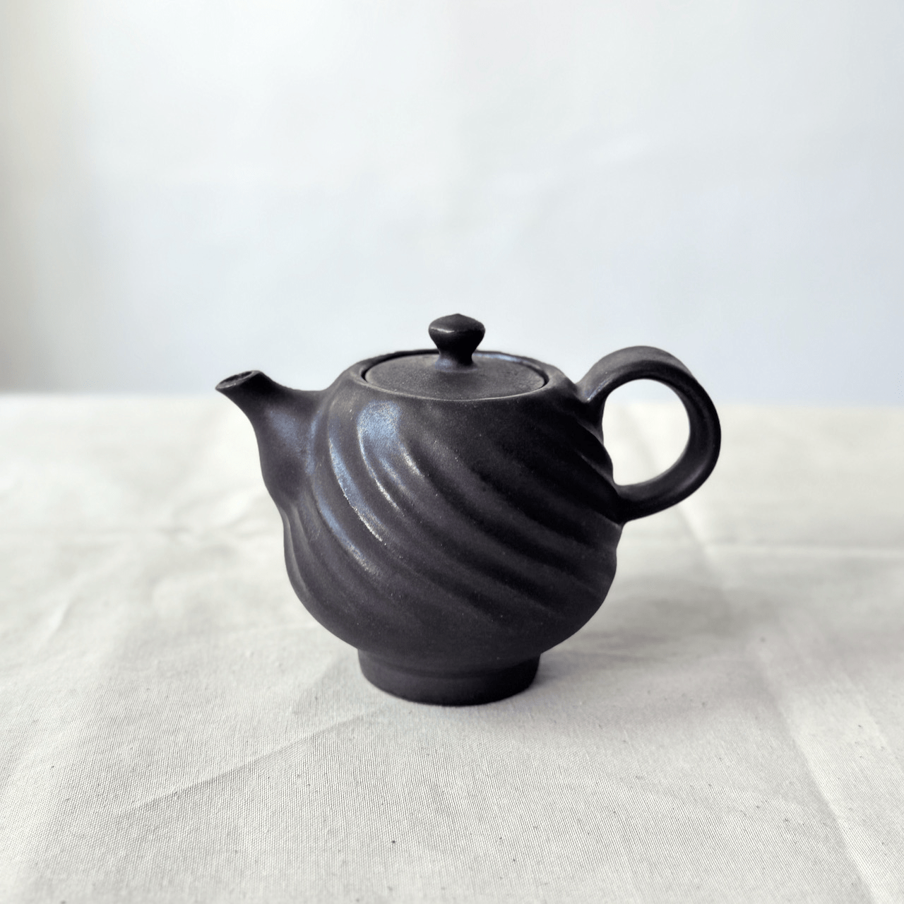 遇見・夜渺 旋紋茶壺/花水工房