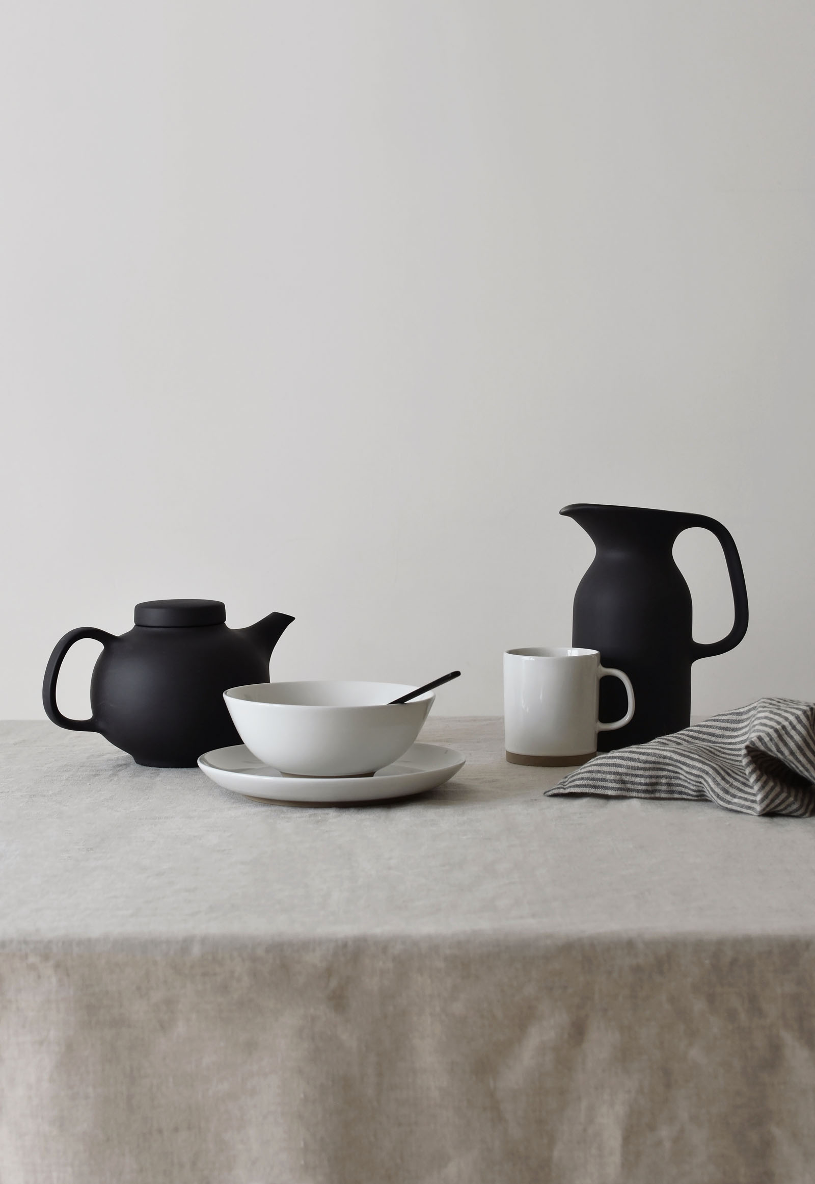 Minimalist table styling with the 'Olio' collection from Royal