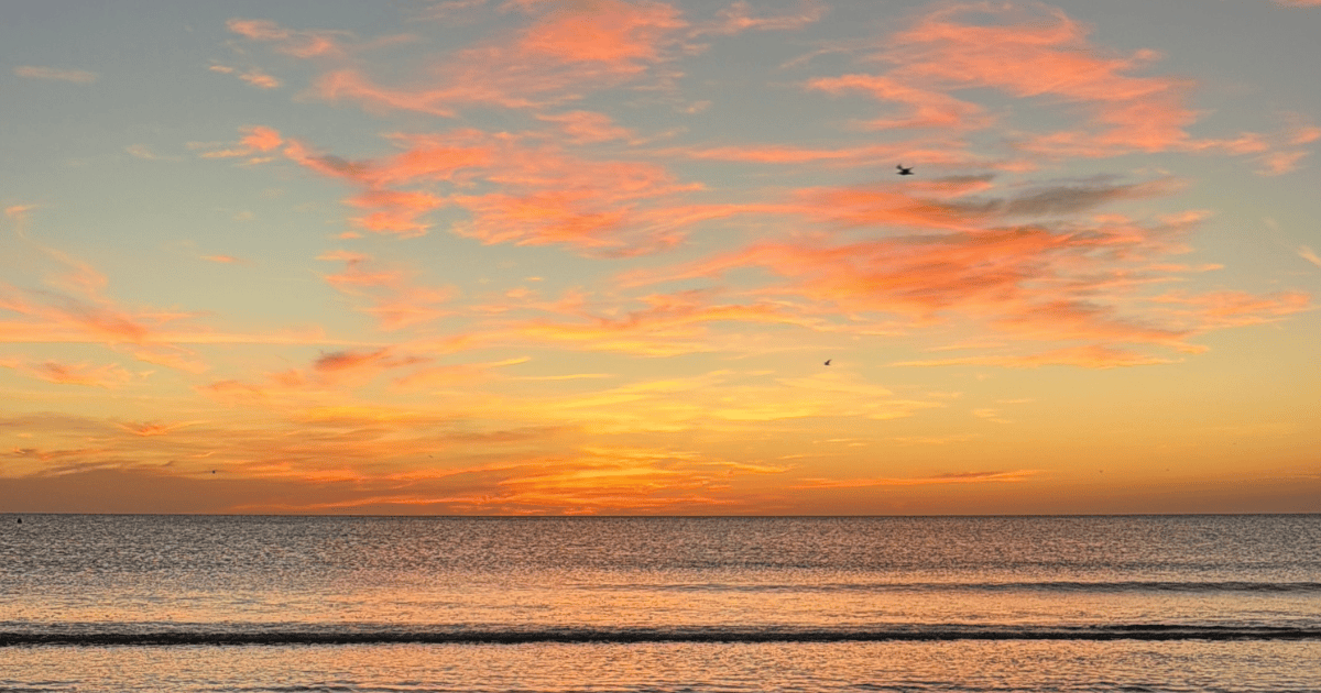 Bild einer Morgendämmerung am Meer die das Erwachen des physischen Körpers und das Ankommen im neuen Tag symbolisiert