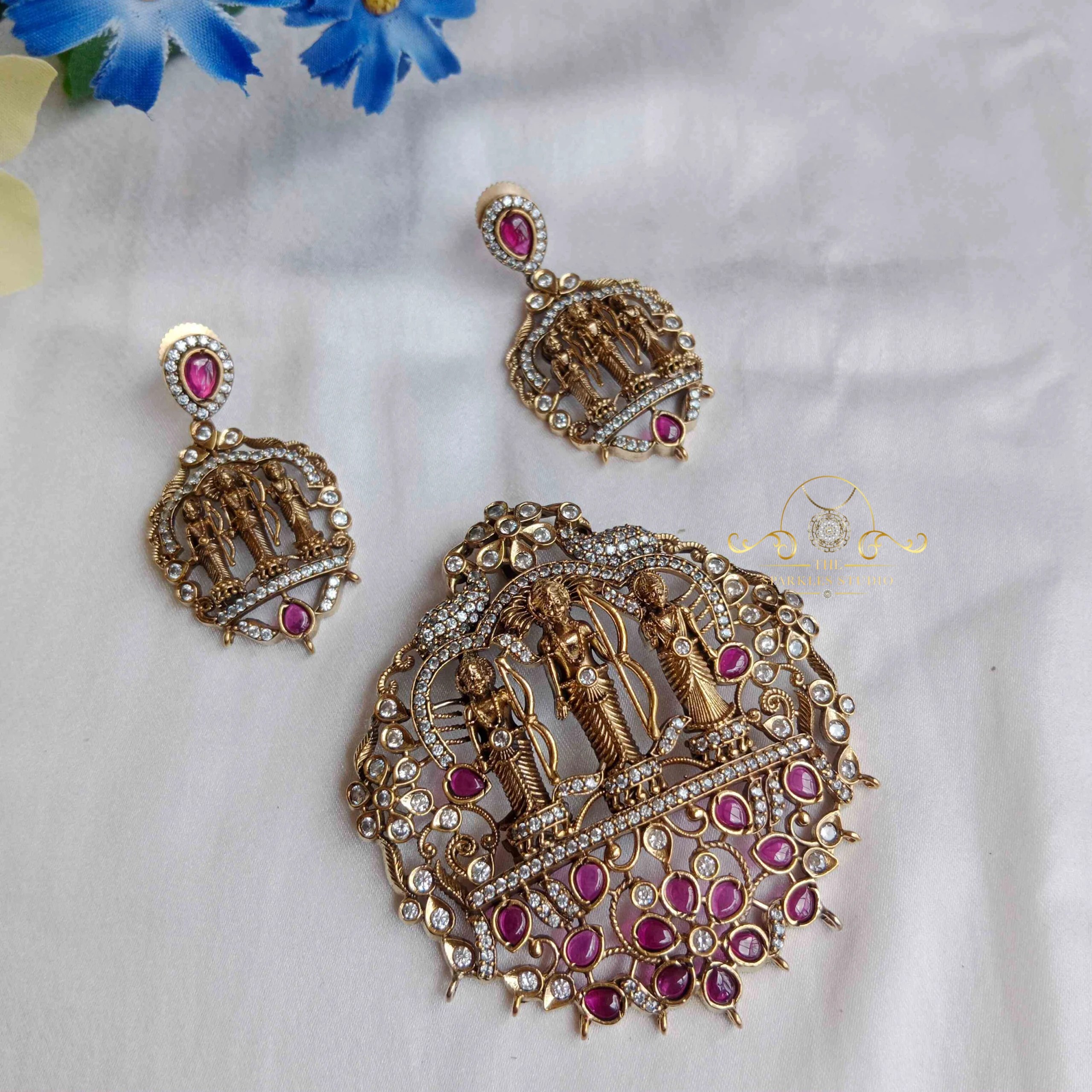Ram Parivar Pendant Set