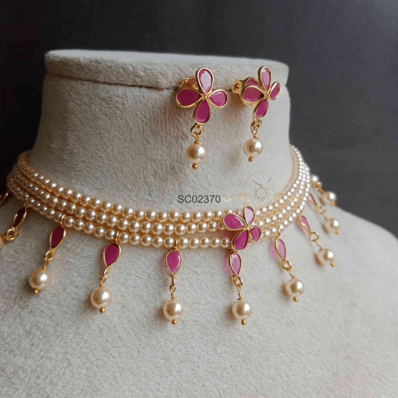 Beautiful Pearl Choker