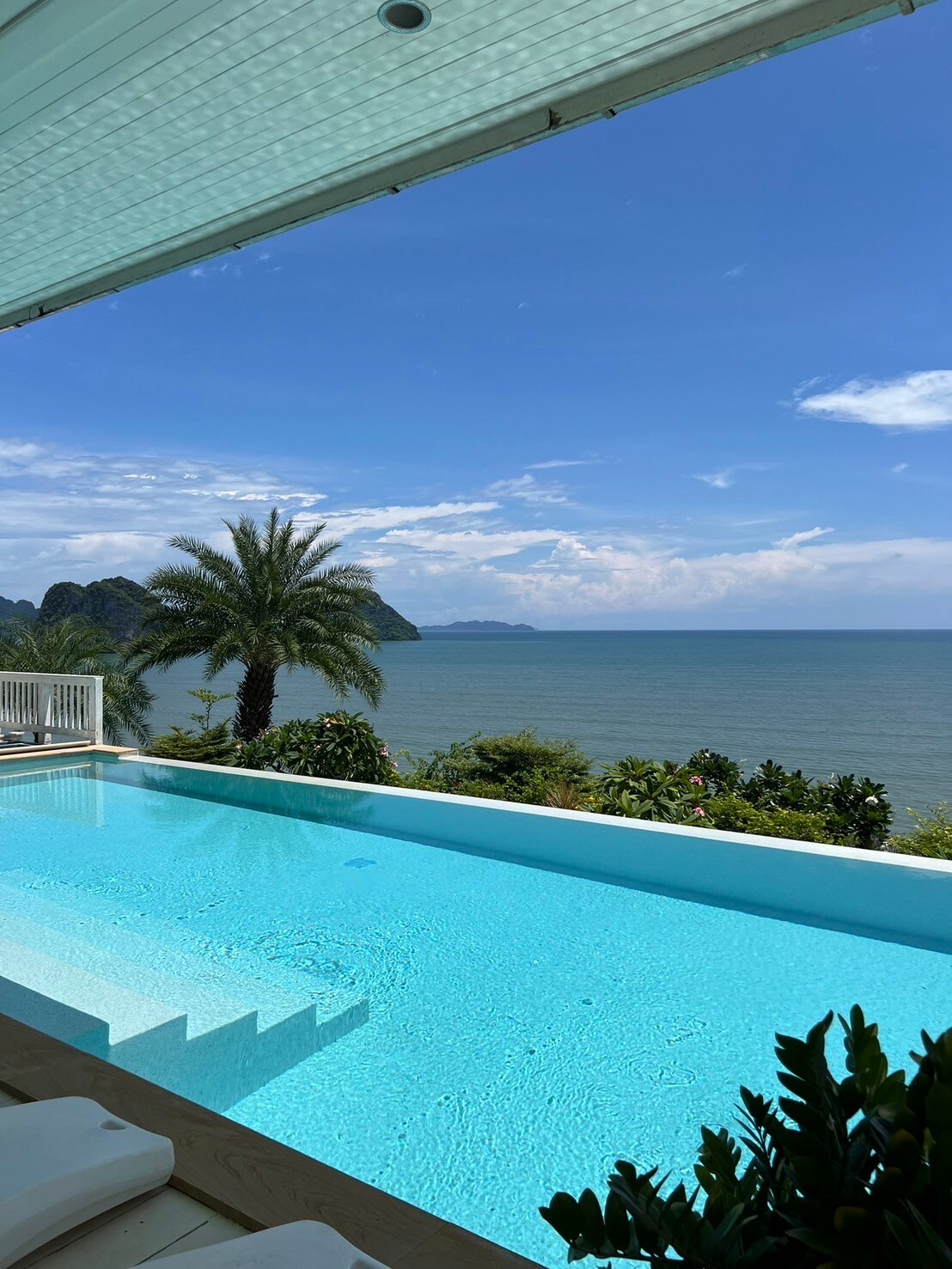 Pool Villa 180 Horizon pool meeting the sea