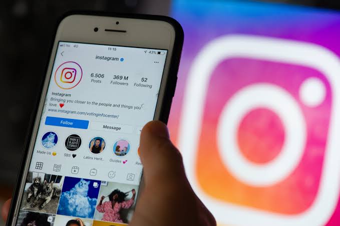 Two friends viewing Instagram Reels together using the Blend feature