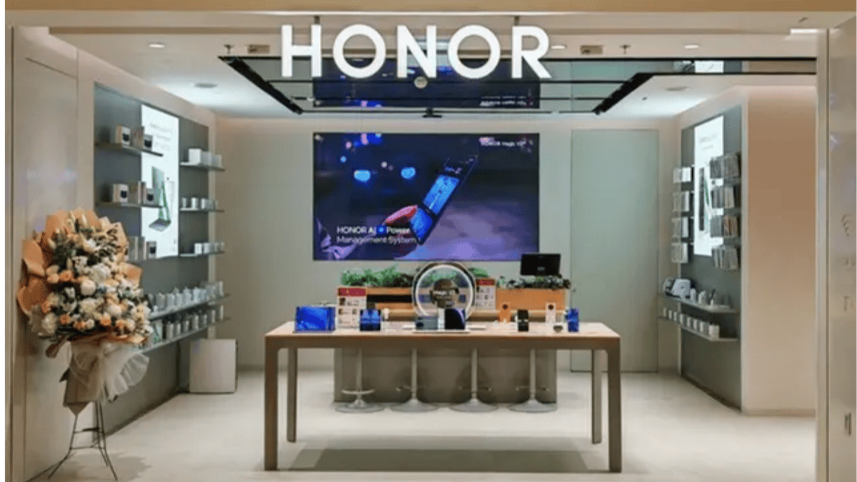 HONOR smartphone retail store Middle East
