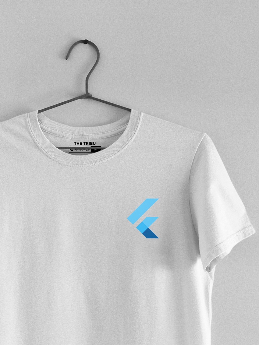 camiseta blanca con logo de flutter en el pecho