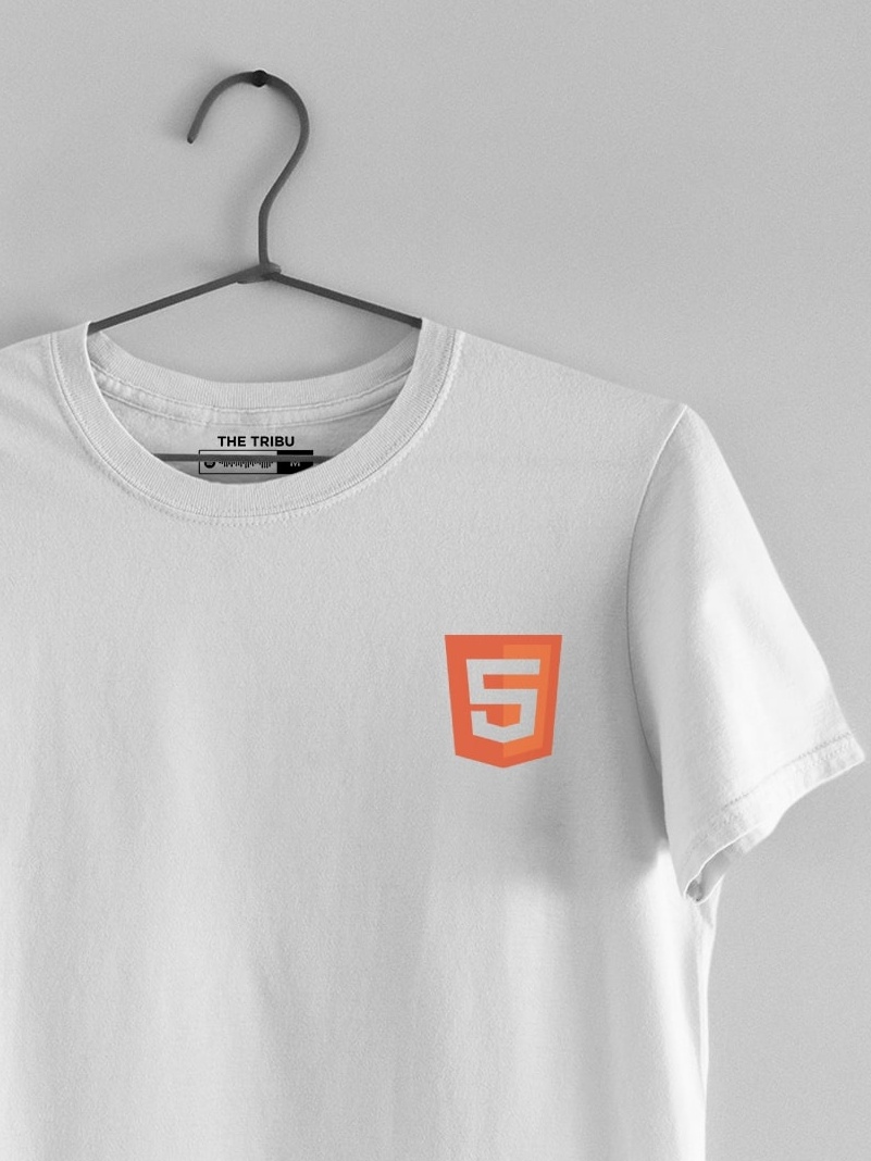 Primer plano del logo HTML5 en DTF sobre tela blanca para devs.