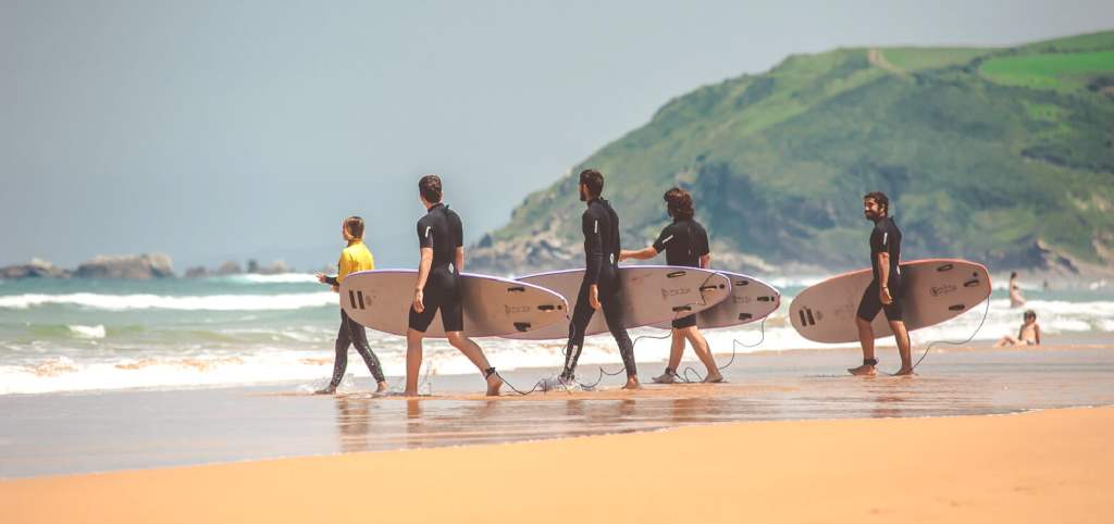 Nimm an Surfkursen teil.