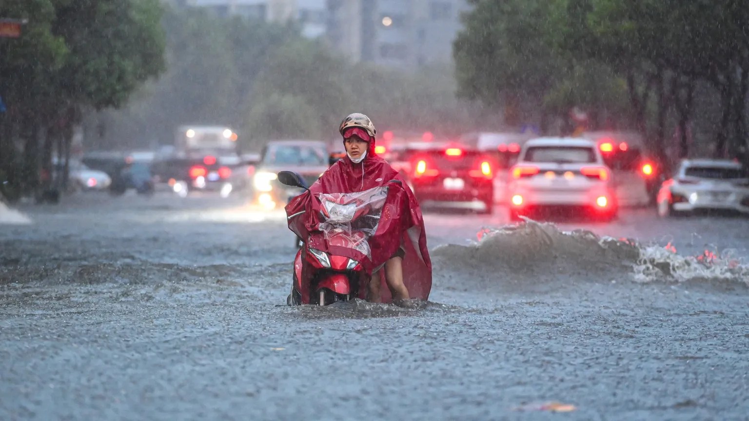 Streets in Hà Nội flooded during heavy rains, September 2025. Photo: Hải Long – Đỗ Minh Quân / Dân Trí.