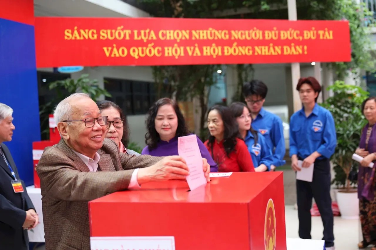 Voters line up to cast their ballots in Đống Đa Ward, Hà Nội. Photo: Hoa Thanh / Thời báo Tài chính Việt Nam.