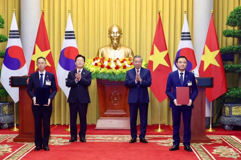 President To Lam and South Korean President Lee Jae Myung attend a ceremony exchanging 12 cooperation documents between ministries and agencies of the two countries. Photo credit: Hải Nguyễn/Vietnam News Agency