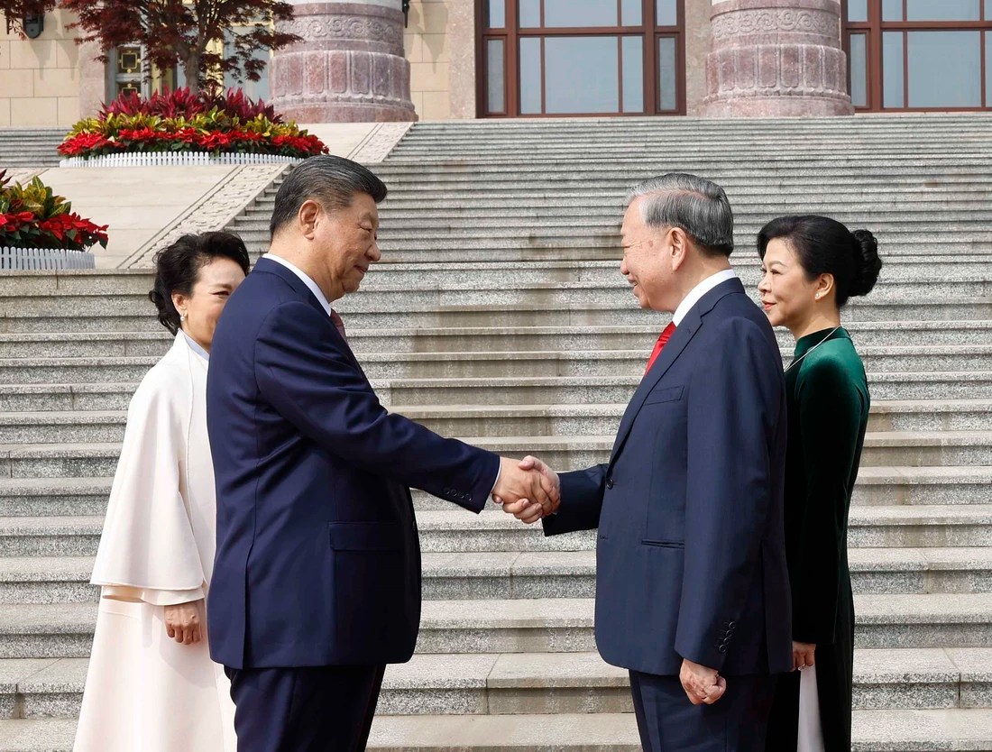 Chinese President Xi Jinping and his spouse welcome State President To Lam and his wife. Photo: Vietnam News Agency.