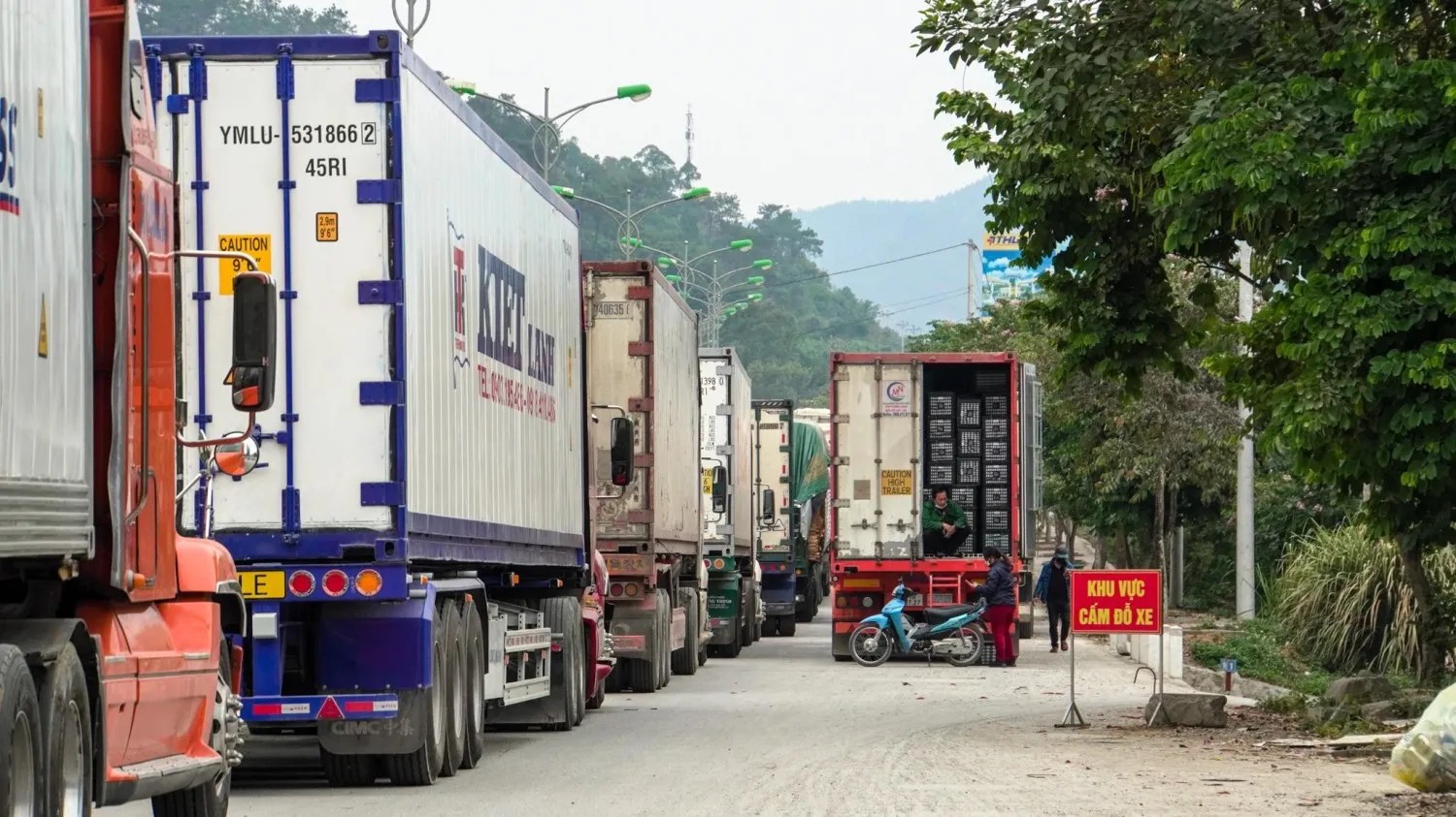 A long line of container trucks queues at Hữu Nghị Border Gate. Photo: Vấn Tâm/Thanh Niên Newspaper.