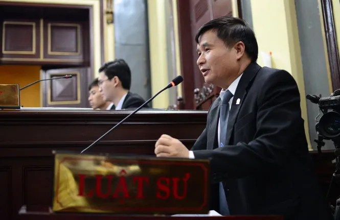 Lawyer Trương Xuân Tám speaks at a court hearing. Photo credit: T.T.D./Tuổi Trẻ Newspaper.