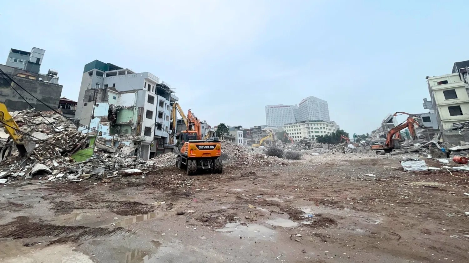 Land clearance at a residential area in Hà Nội. Photo source: Anh Việt/Facebook group “Hà Nội Residents Association – Red River City Planning; West Lake.”