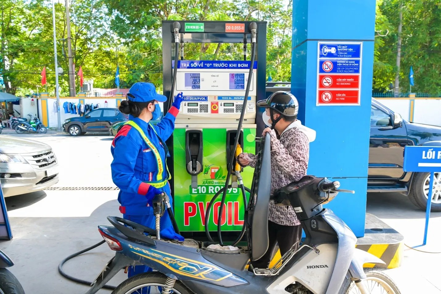 A PVOIL gas station selling E10 gasoline in Hà Nội. Photo source: Thùy Linh/Người Lao Động newspaper.